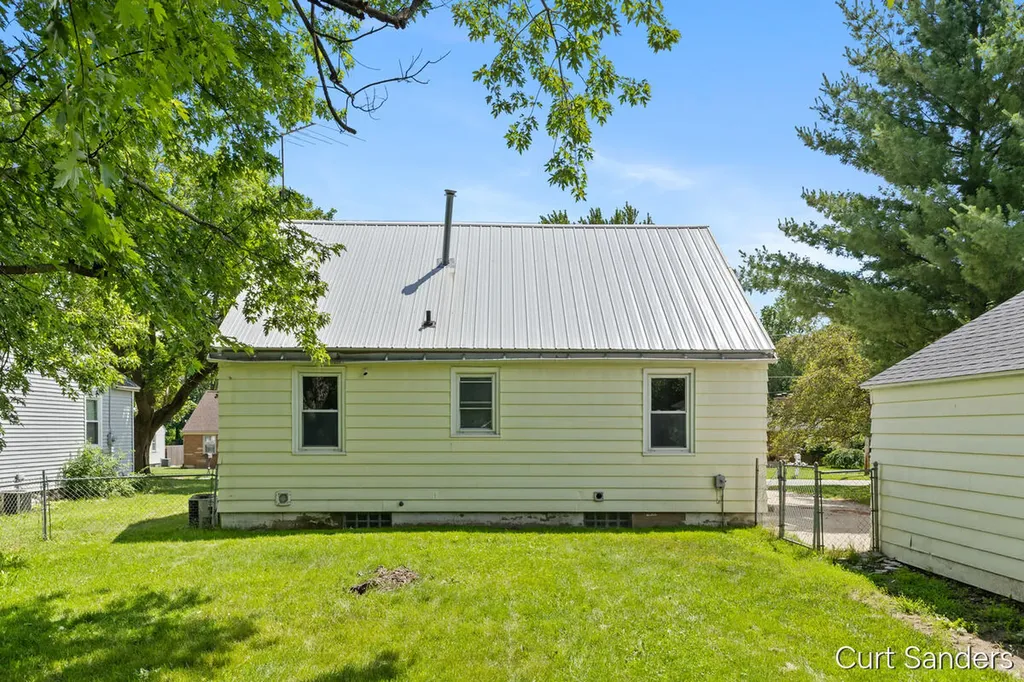 563 Ferris Street NW Walker City MI 49544