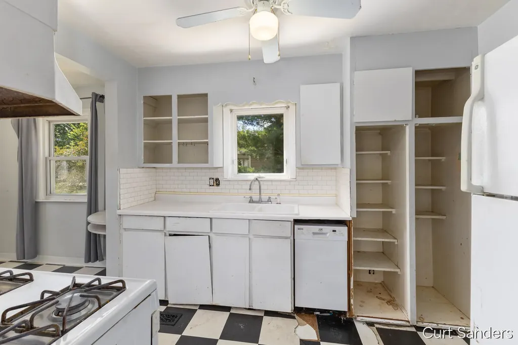 563 Ferris Street NW Walker City MI 49544