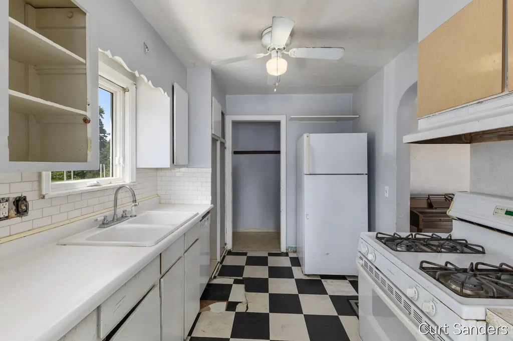 563 Ferris Street NW Walker City MI 49544