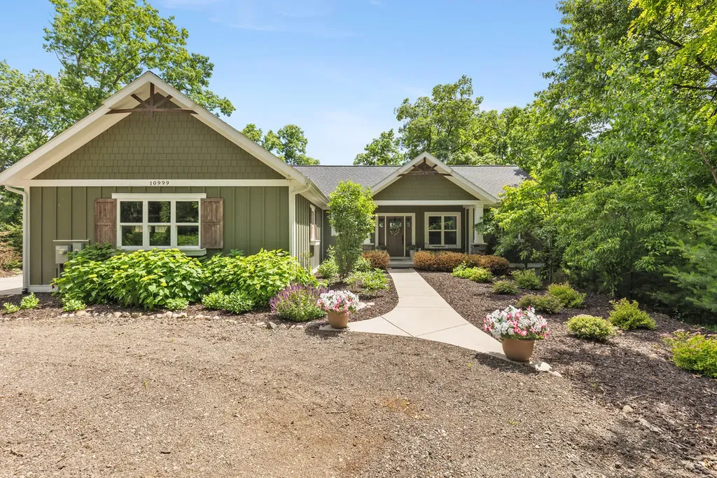 10999 Old Oak Drive Eureka Township MI 48838