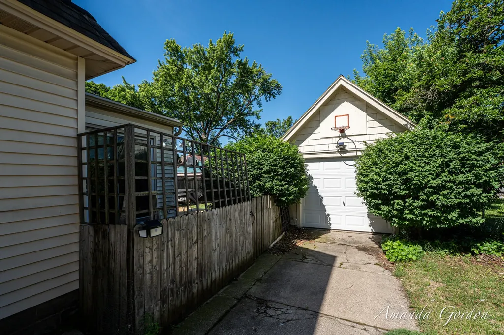 2101 Paris Avenue SE Grand Rapids City MI 49507