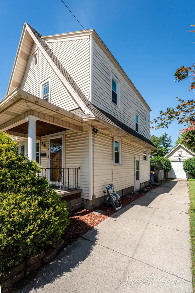 2101 Paris Avenue SE Grand Rapids City MI 49507
