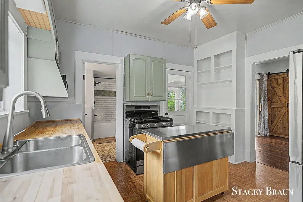 1009 Courtney Street NW Grand Rapids City MI 49504