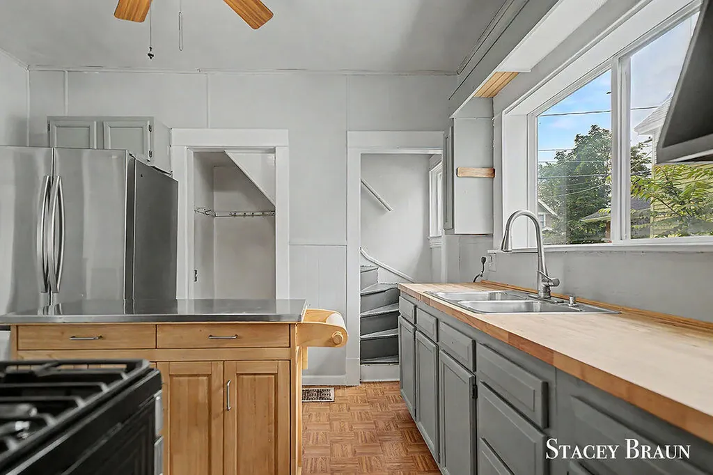 1009 Courtney Street NW Grand Rapids City MI 49504