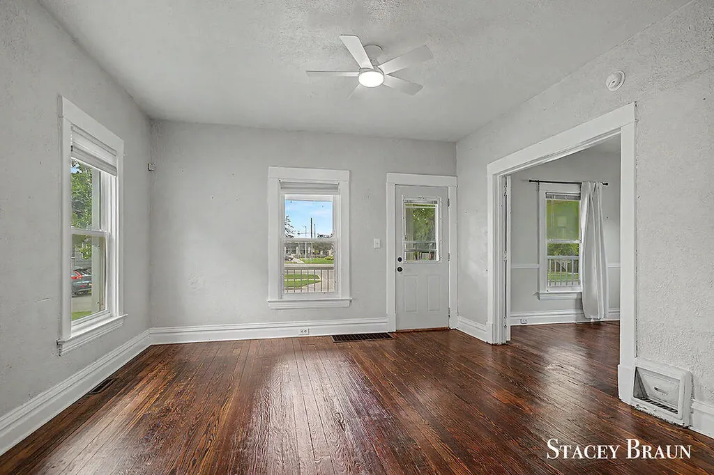 1009 Courtney Street NW Grand Rapids City MI 49504