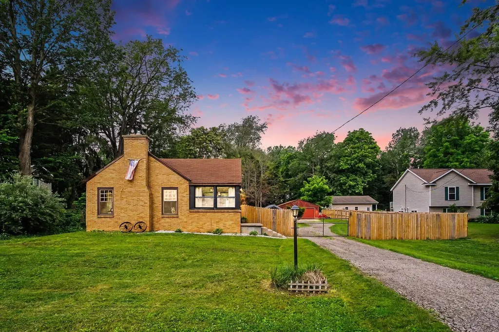 1229 Maplerow Avenue NW Walker City MI 49534