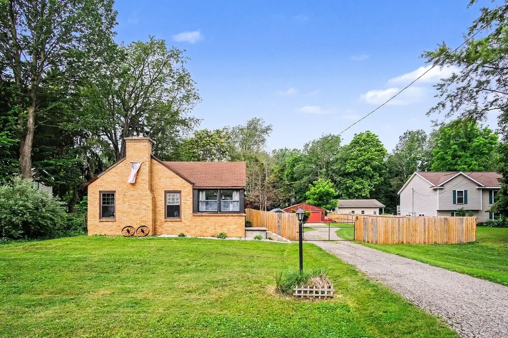 1229 Maplerow Avenue NW Walker City MI 49534