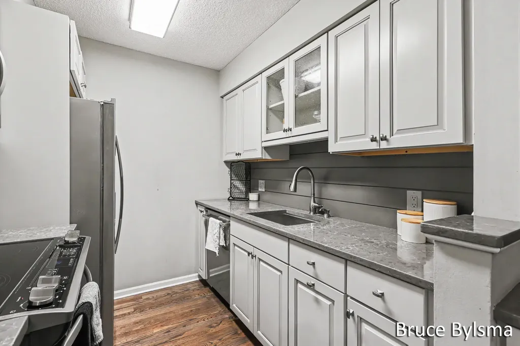 17570 Parkwood Drive Ferrysburg City MI 49456