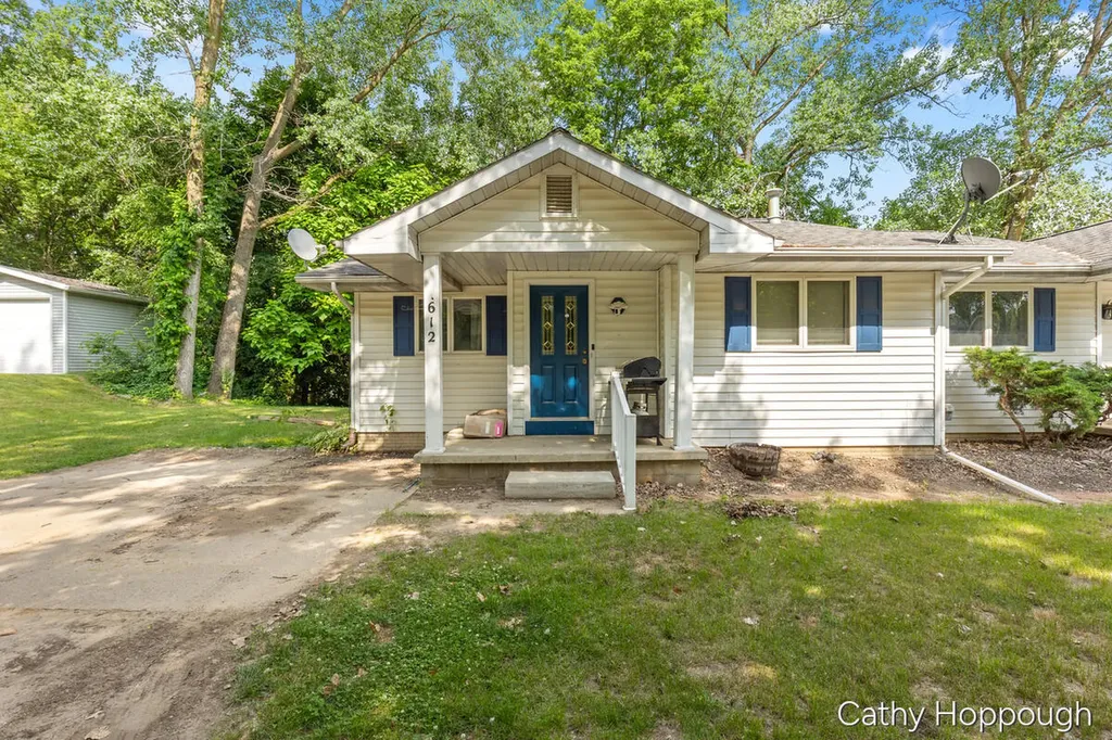 610-612 N Dexter Street Ionia City MI 48846