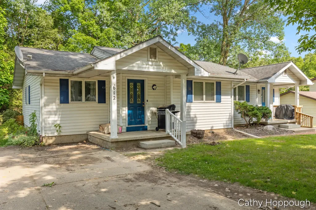610-612 N Dexter Street Ionia City MI 48846