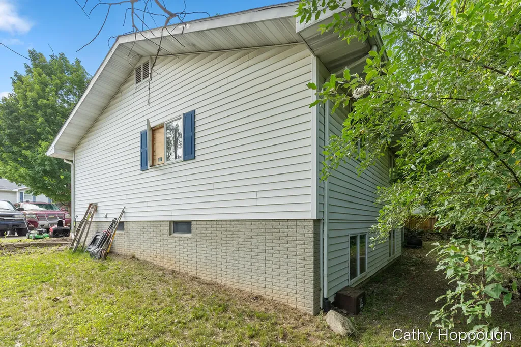610-612 N Dexter Street Ionia City MI 48846