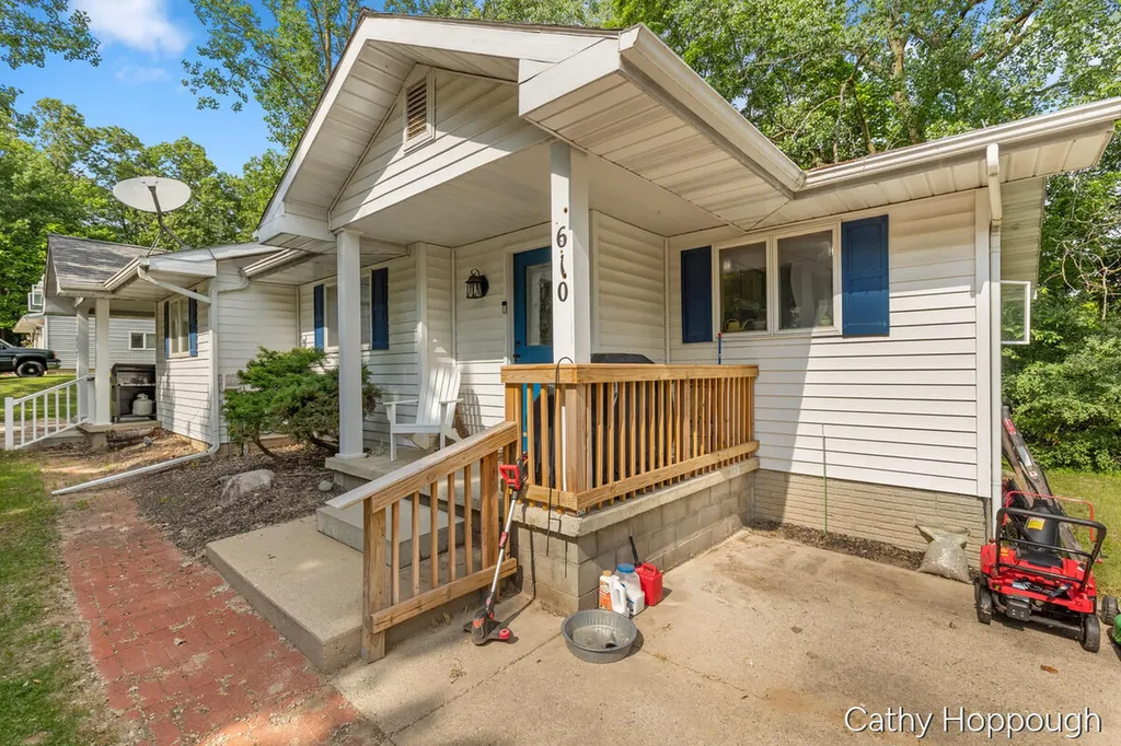 610-612 N Dexter Street Ionia City MI 48846