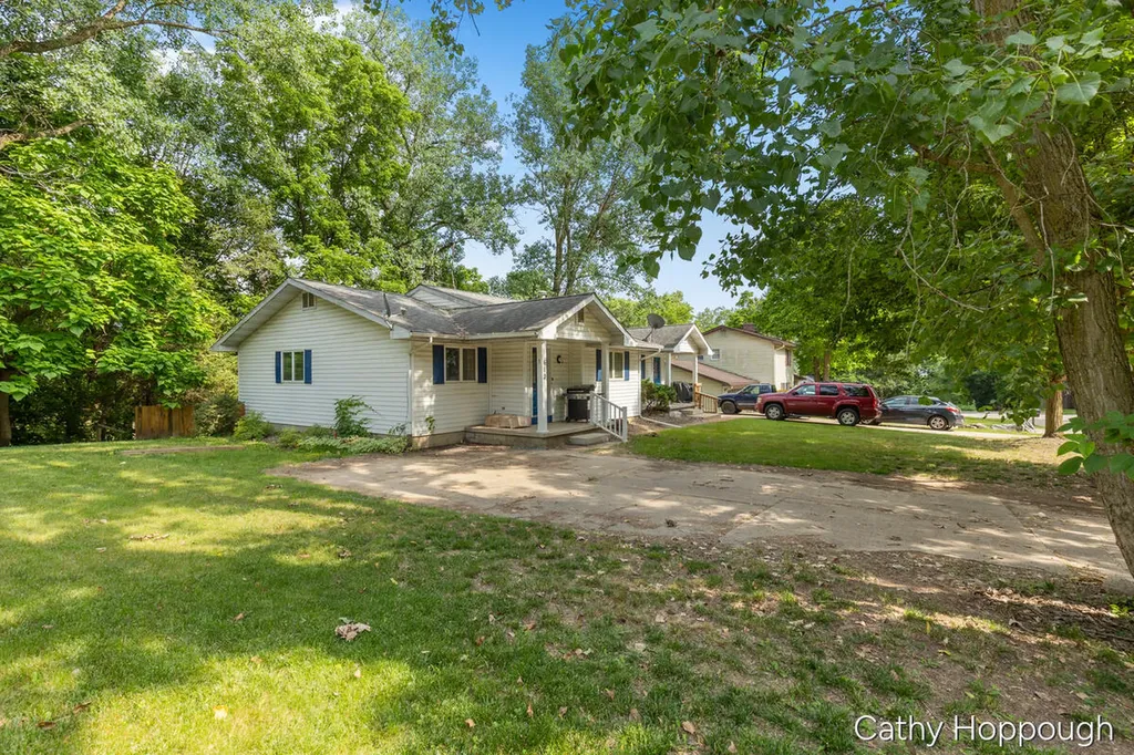 610-612 N Dexter Street Ionia City MI 48846