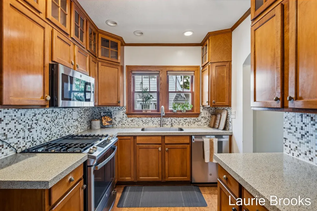 214 Glenhaven Avenue NW Grand Rapids City MI 49504