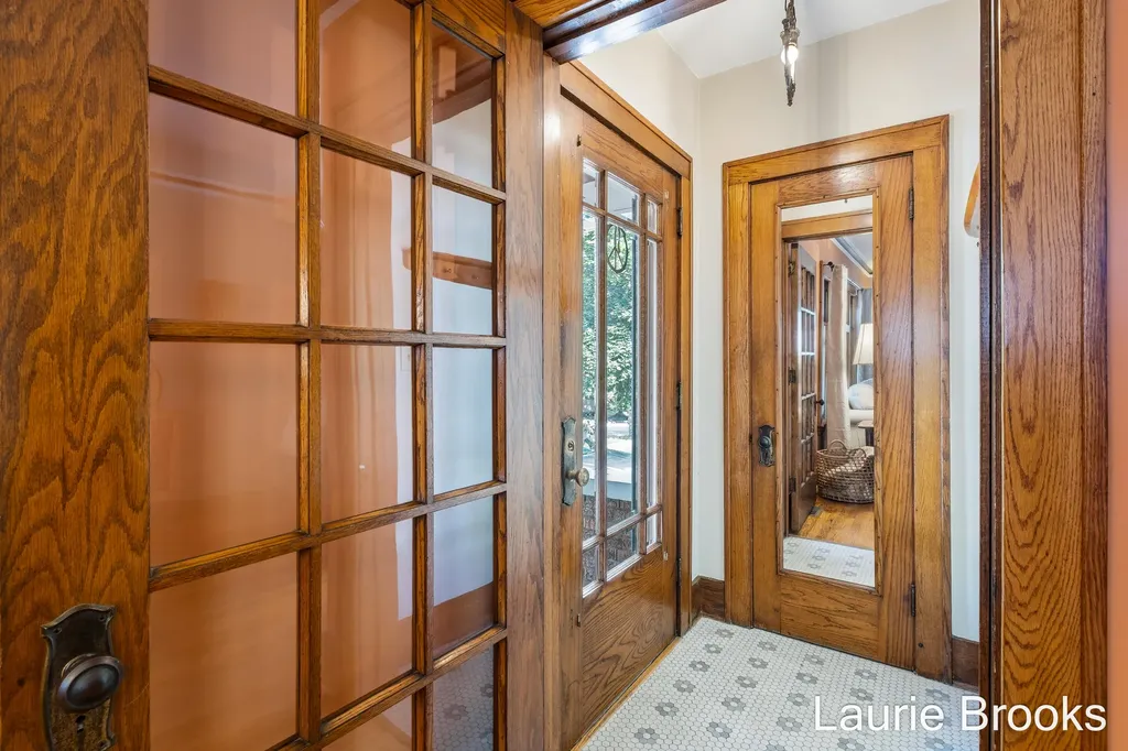 214 Glenhaven Avenue NW Grand Rapids City MI 49504