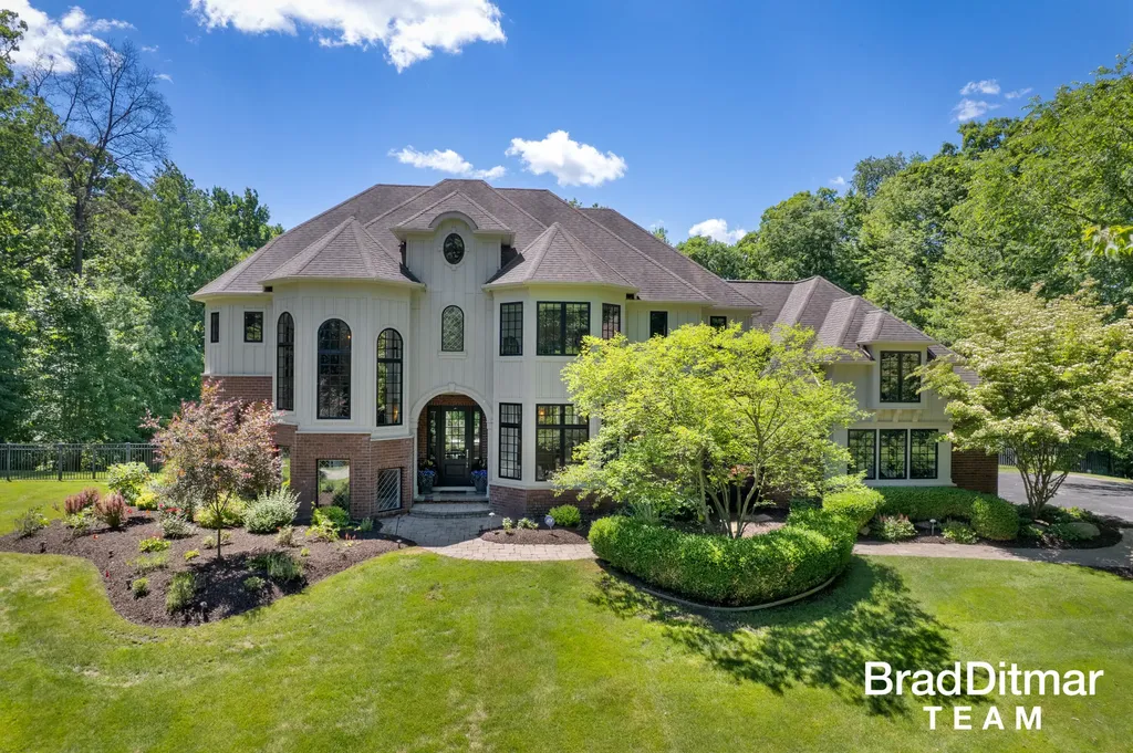 1099 Skyevale NE Ada Township MI 49301