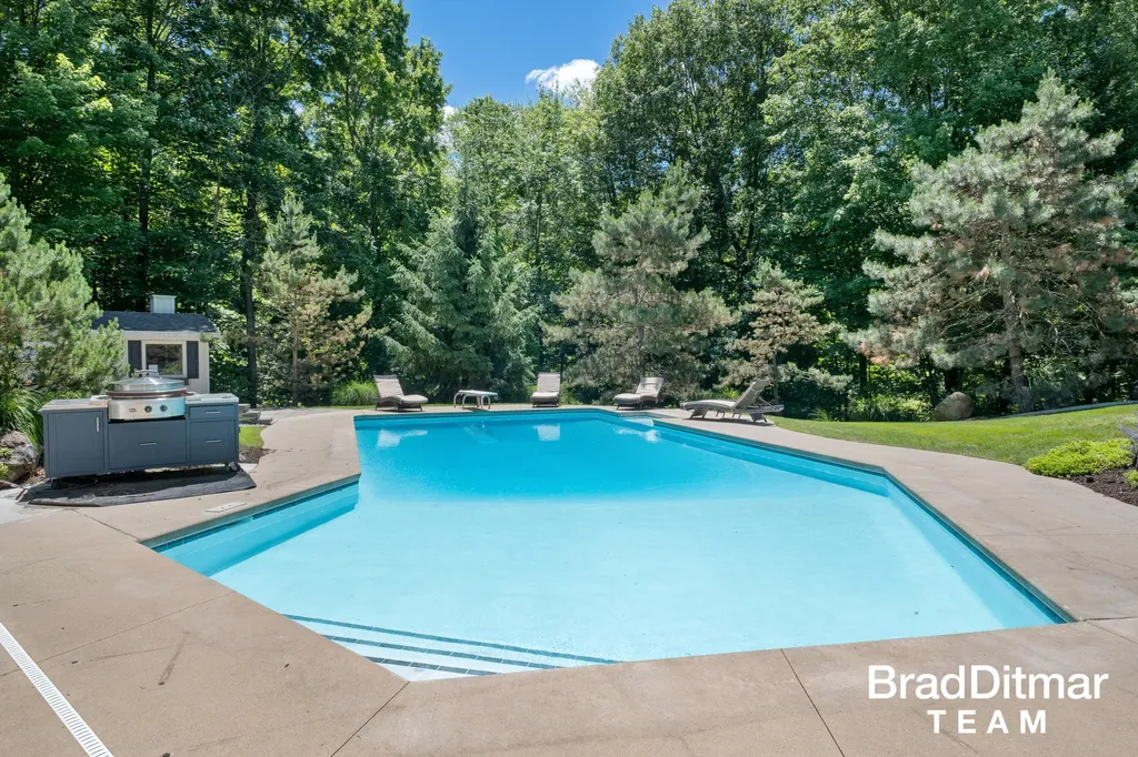1099 Skyevale NE Ada Township MI 49301