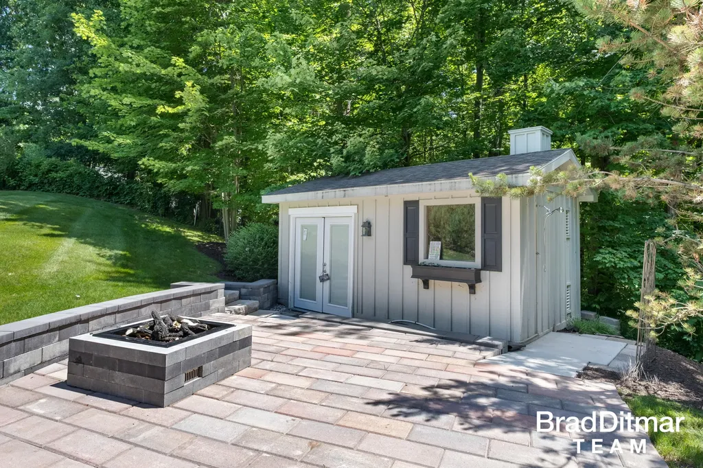 1099 Skyevale NE Ada Township MI 49301