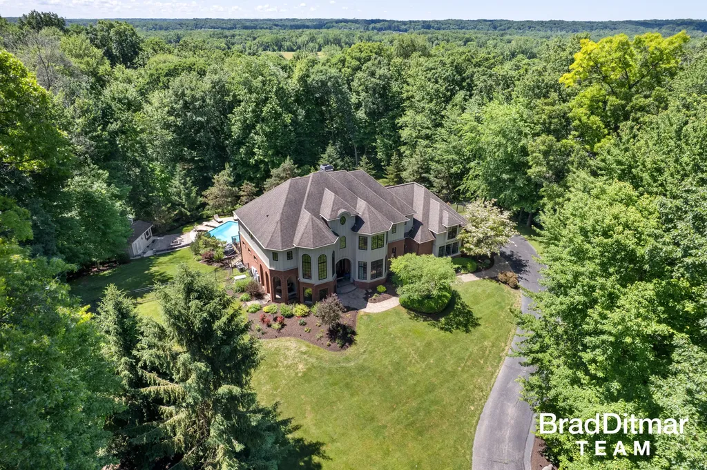 1099 Skyevale NE Ada Township MI 49301