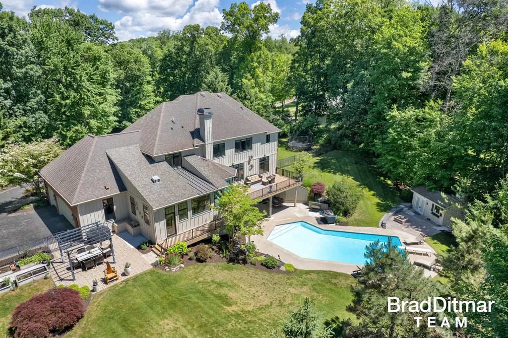 1099 Skyevale NE Ada Township MI 49301