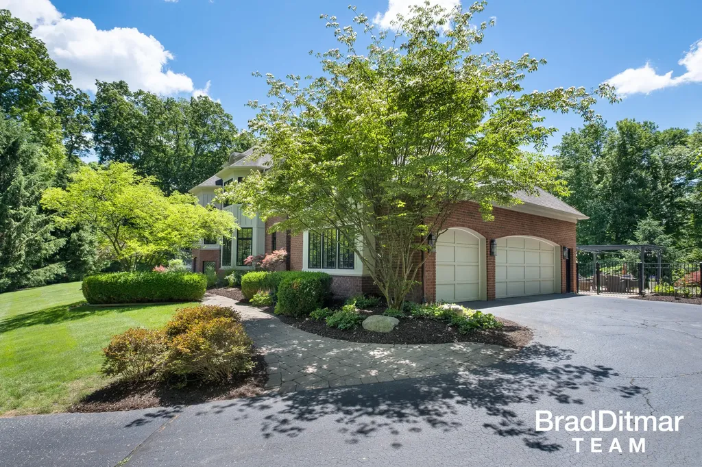 1099 Skyevale NE Ada Township MI 49301
