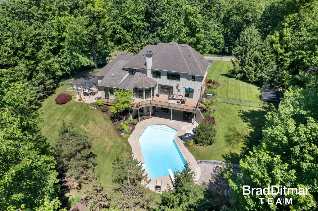 1099 Skyevale NE Ada Township MI 49301