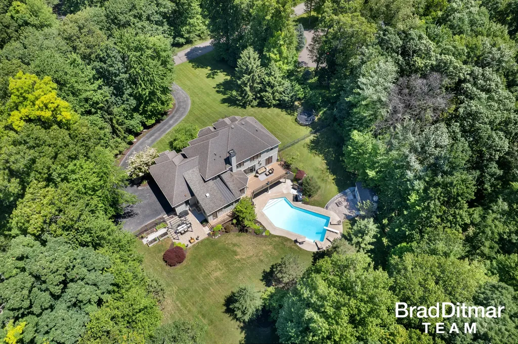 1099 Skyevale NE Ada Township MI 49301