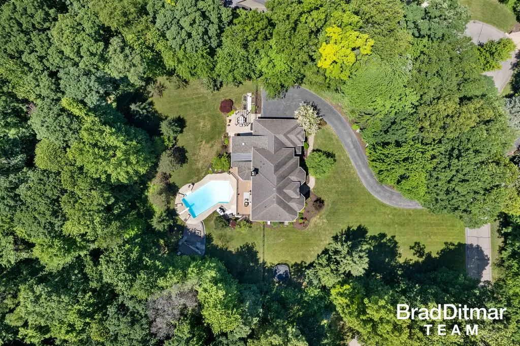 1099 Skyevale NE Ada Township MI 49301