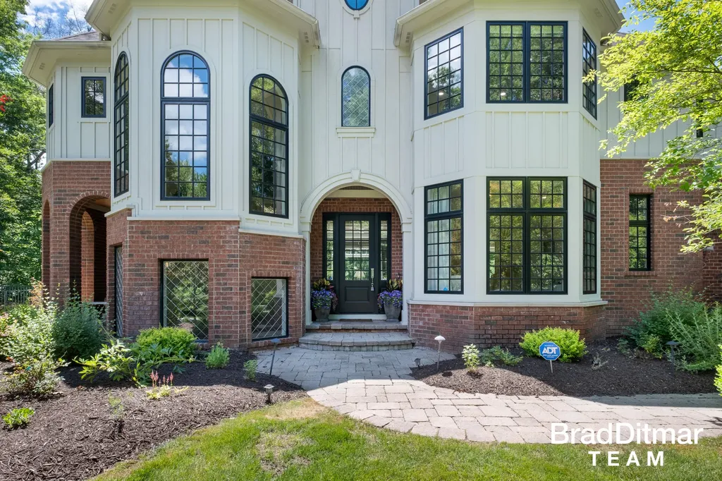 1099 Skyevale NE Ada Township MI 49301