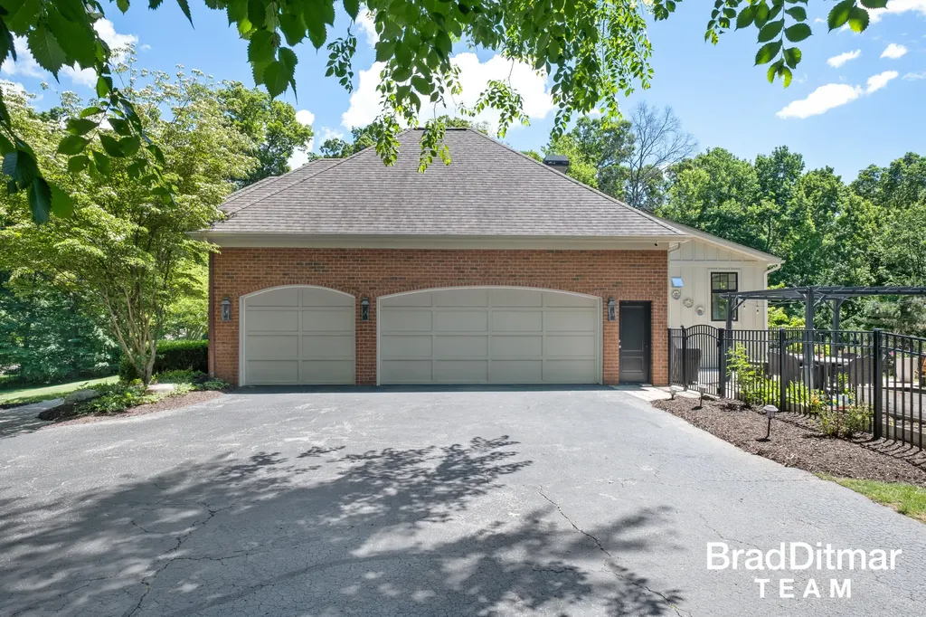 1099 Skyevale NE Ada Township MI 49301