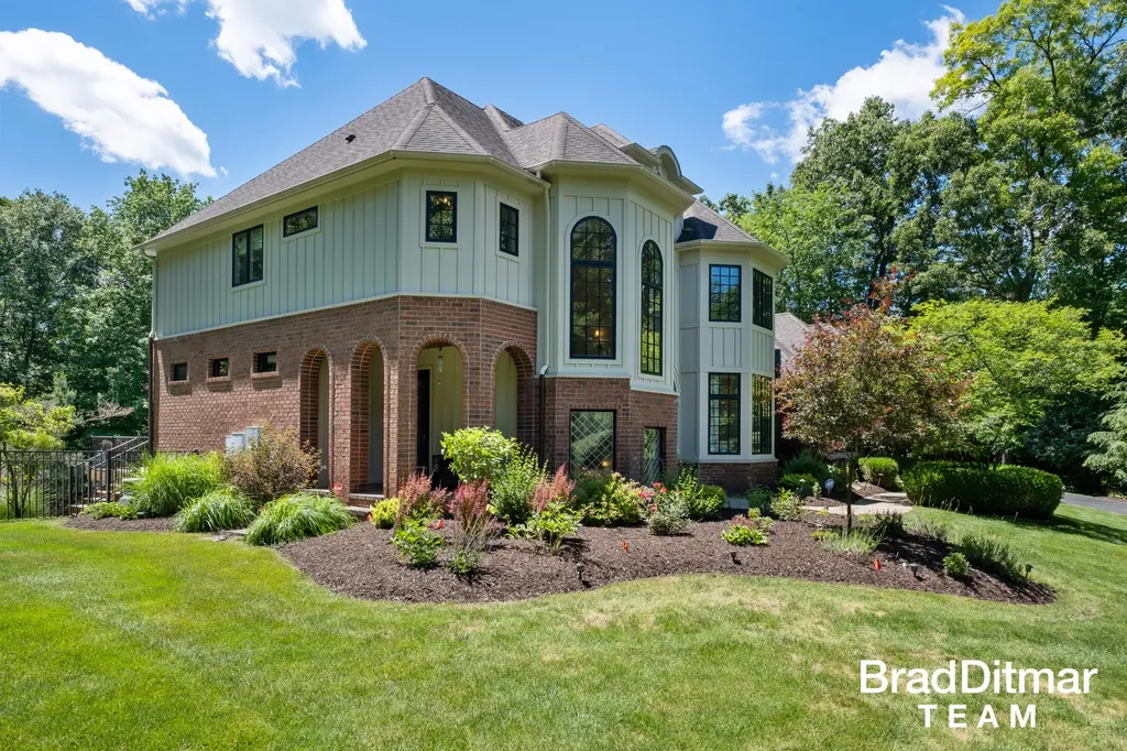 1099 Skyevale NE Ada Township MI 49301