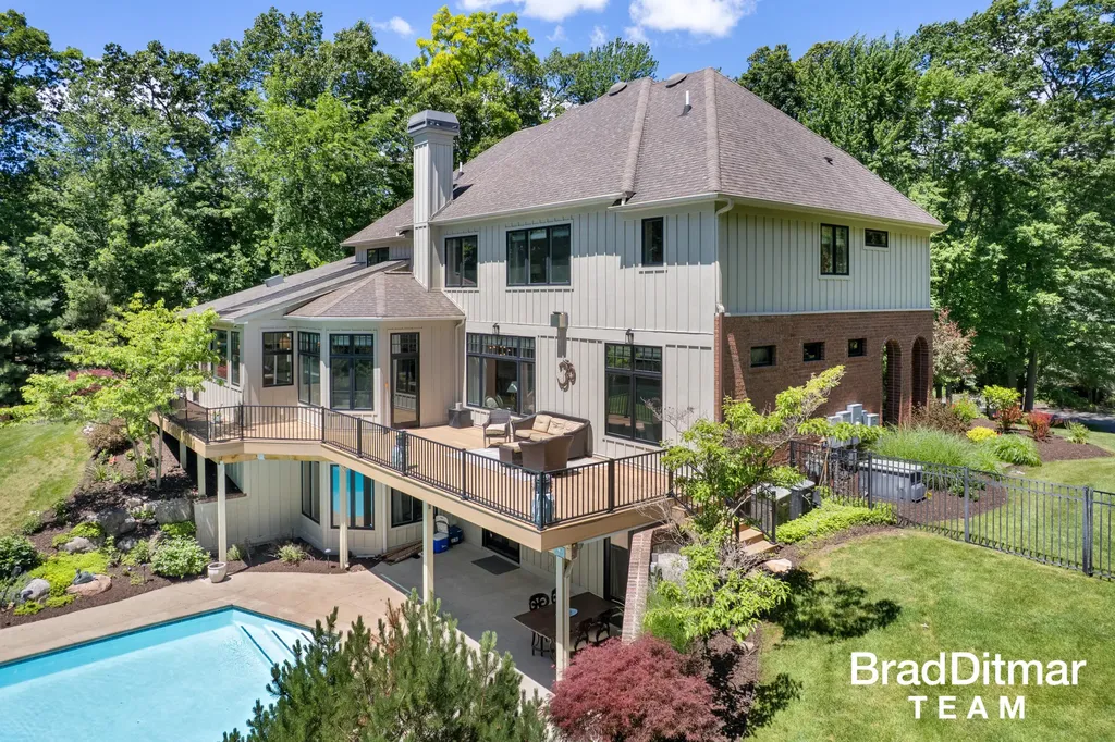 1099 Skyevale NE Ada Township MI 49301