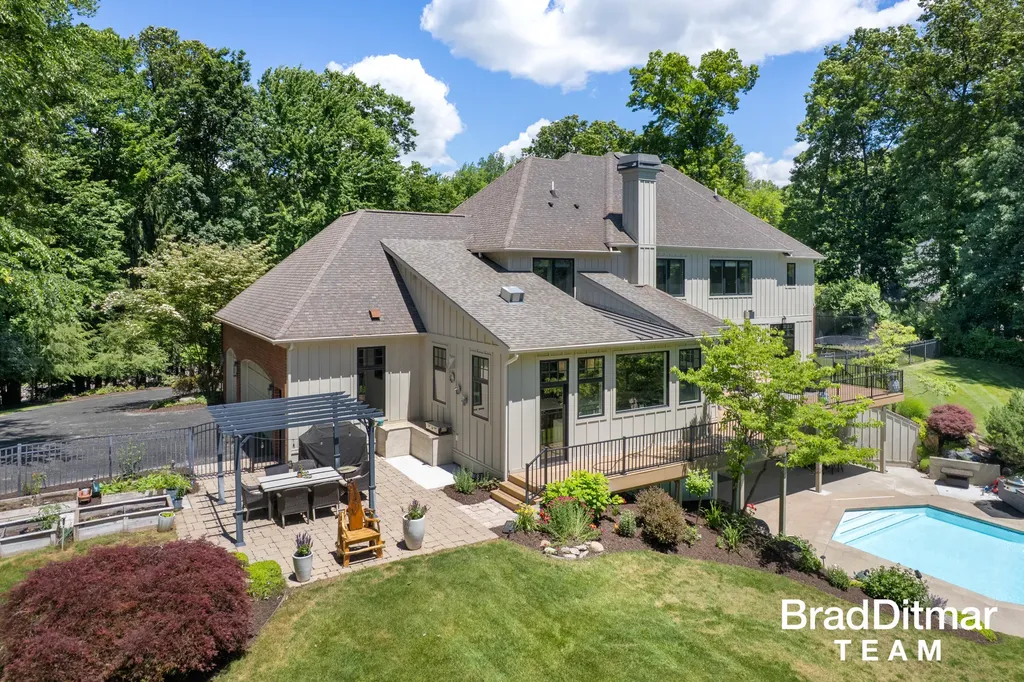 1099 Skyevale NE Ada Township MI 49301