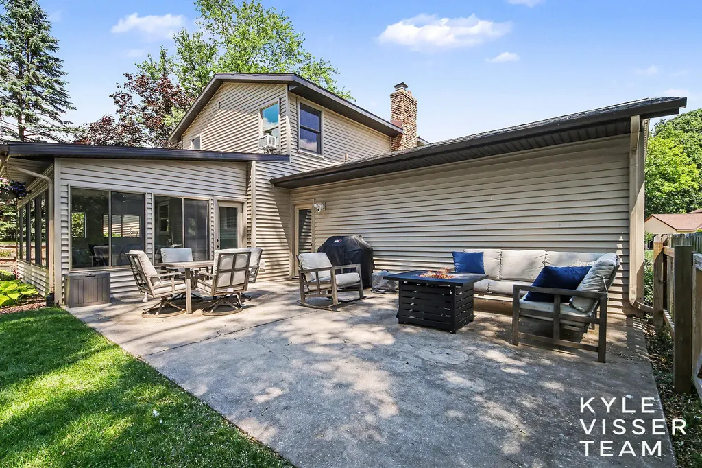 3305 Olderidge Drive NE Grand Rapids Charter Township MI 49525