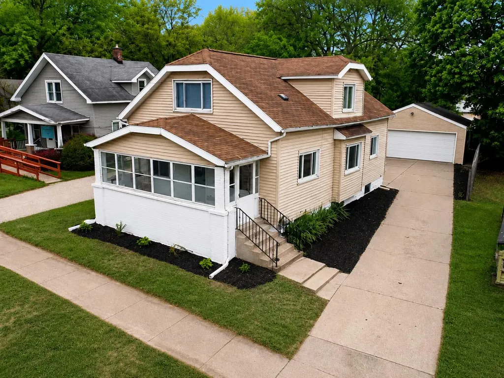 819 Harding Street NW Walker City MI 49544