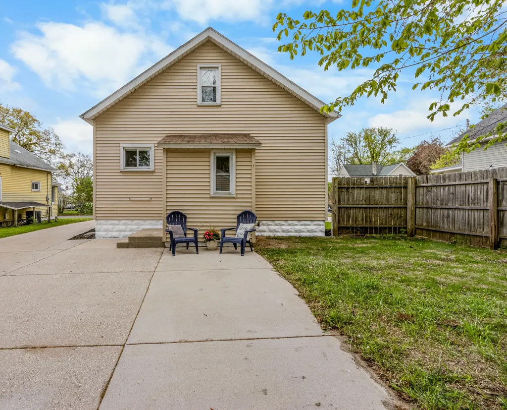 819 Harding Street NW Walker City MI 49544