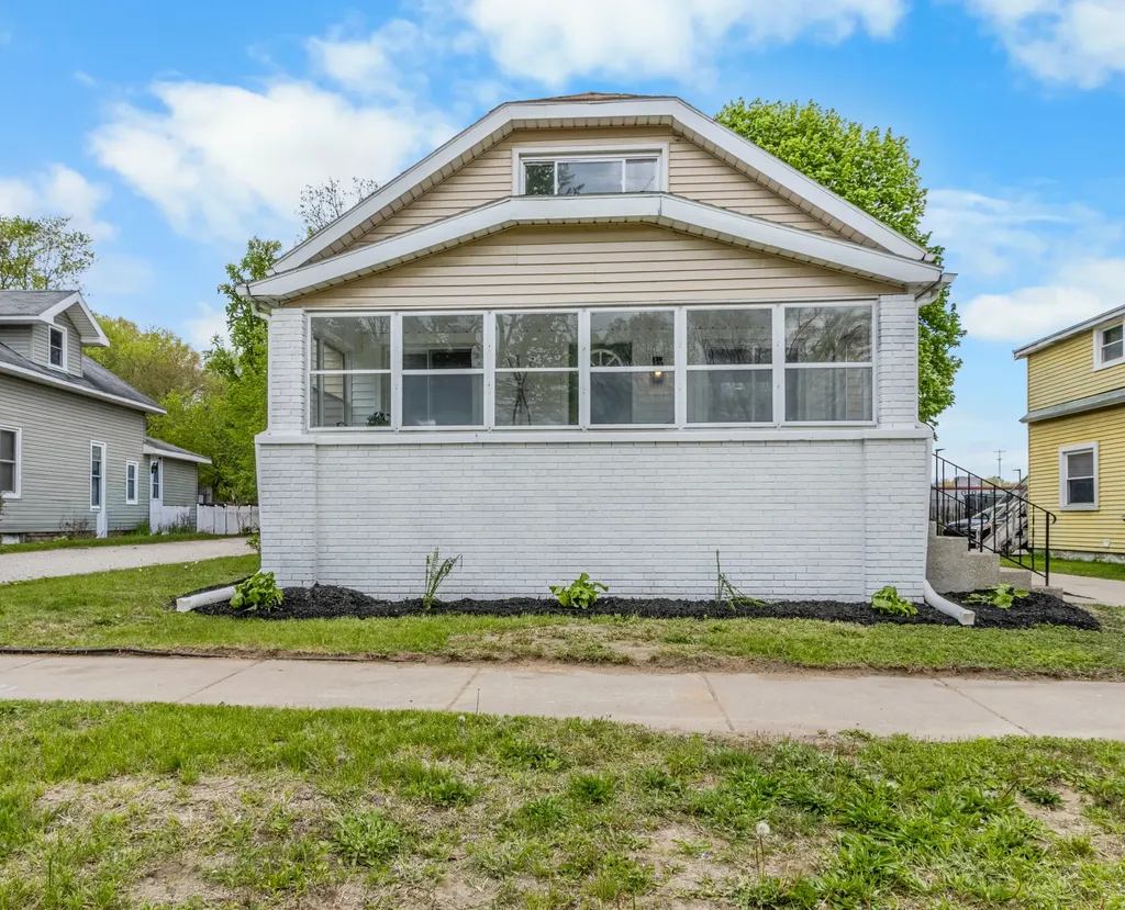 819 Harding Street NW Walker City MI 49544