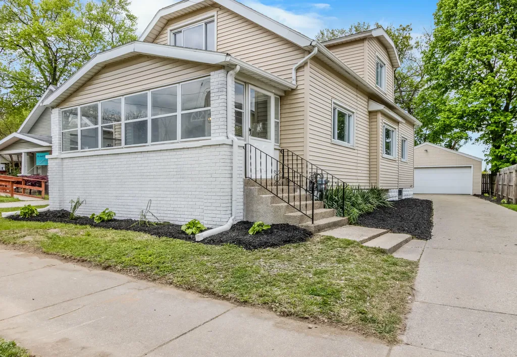 819 Harding Street NW Walker City MI 49544