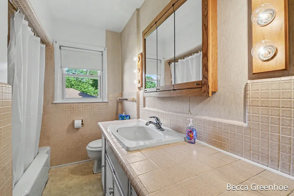 111 Katherine Drive NE Grand Rapids City MI 49505