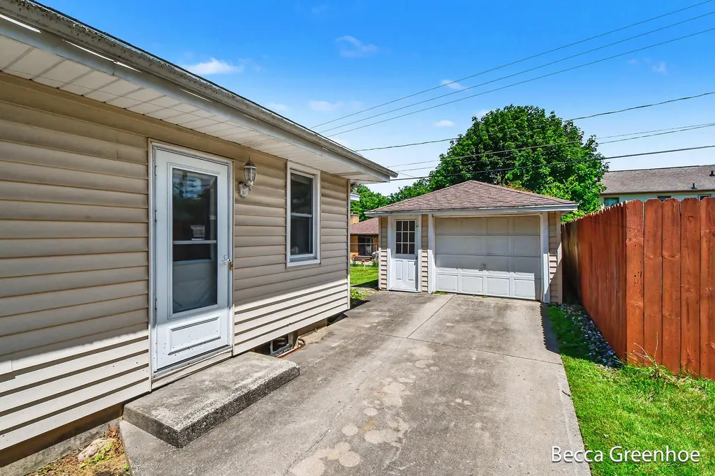 111 Katherine Drive NE Grand Rapids City MI 49505