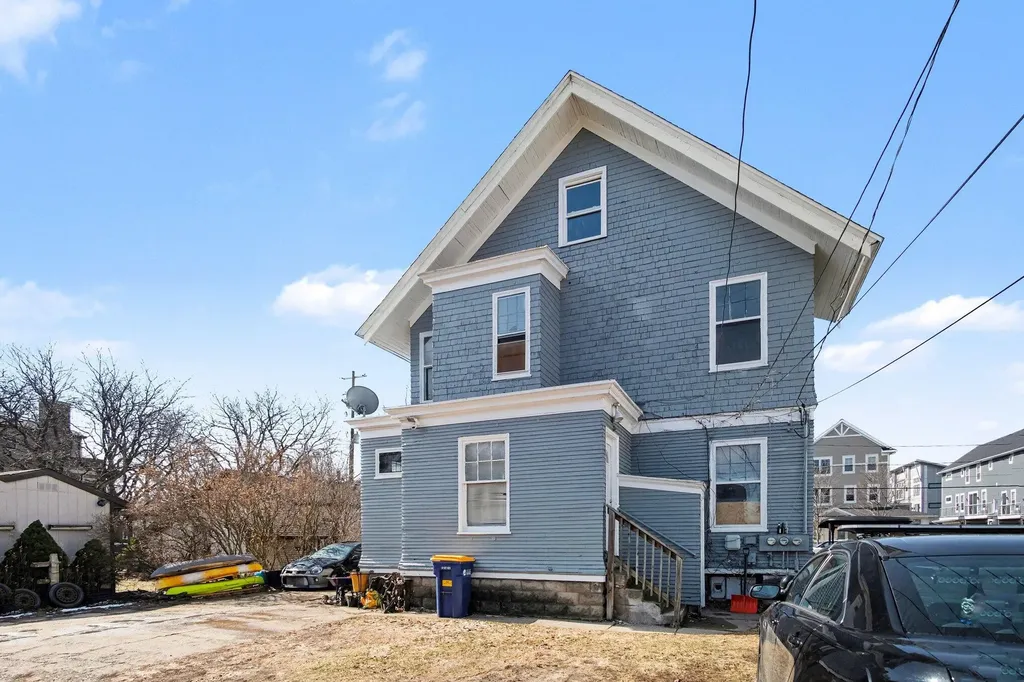 606 NE Fairview Avenue NE Grand Rapids City MI 49503