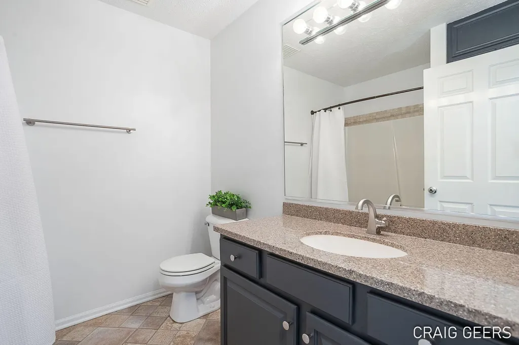 2521 Forest Bluff Drive SE Kentwood City MI 49546