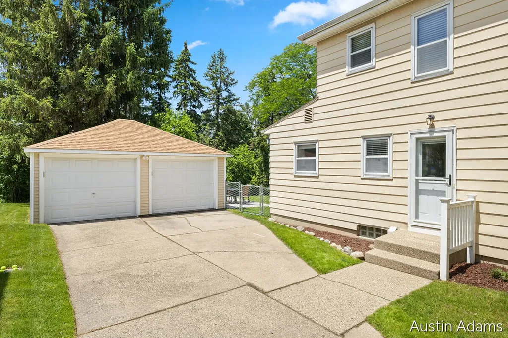 1925 Emerald Avenue NE Grand Rapids City MI 49505