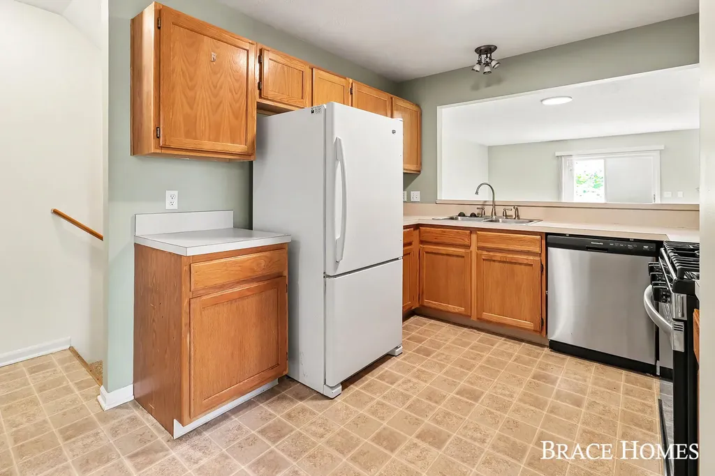 1776 Grand Court NE Grand Rapids Charter Township MI 49525