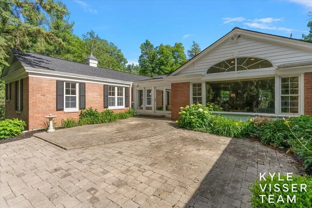 2089 Robinson Road SE Grand Rapids Charter Township MI 49506