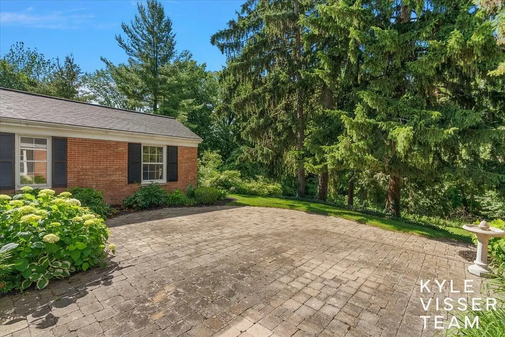 2089 Robinson Road SE Grand Rapids Charter Township MI 49506