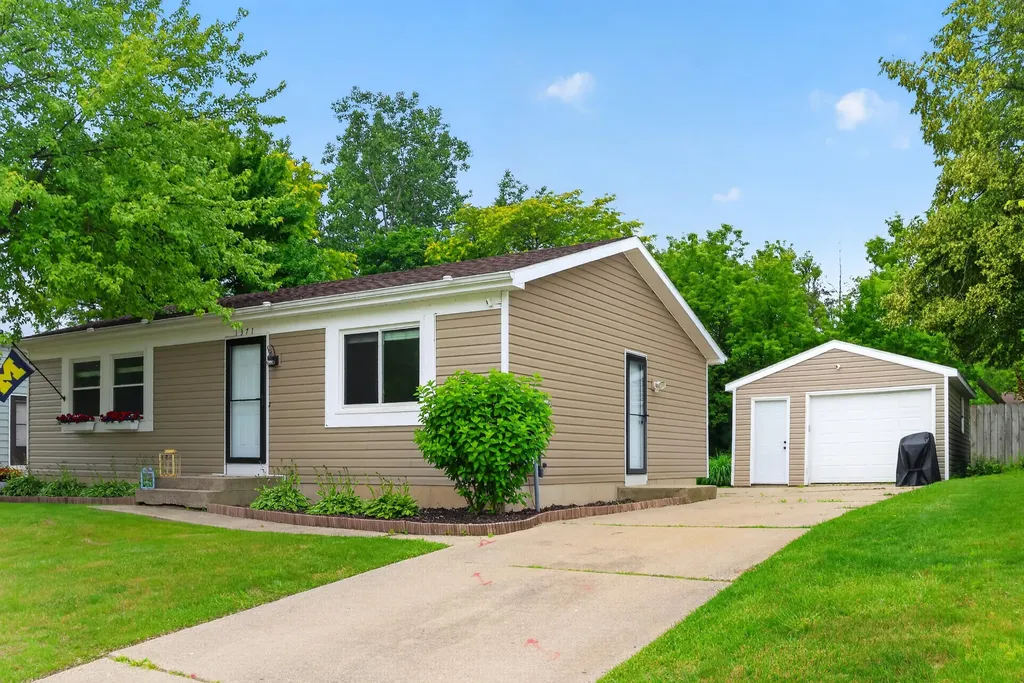 1371 Beckwith Avenue NE Grand Rapids City MI 49505