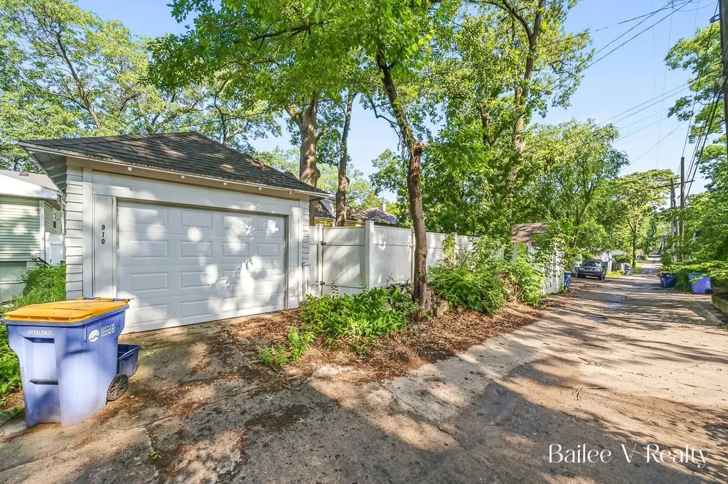 910 Benjamin Avenue SE Grand Rapids City MI 49506