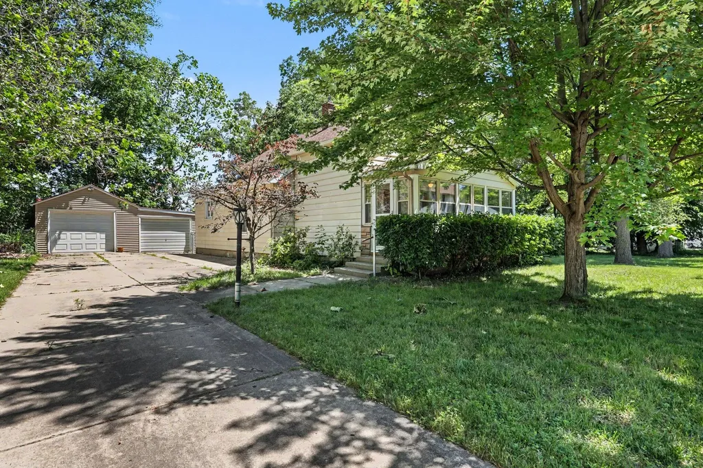 2222 Hoyle Avenue NW Walker City MI 49544