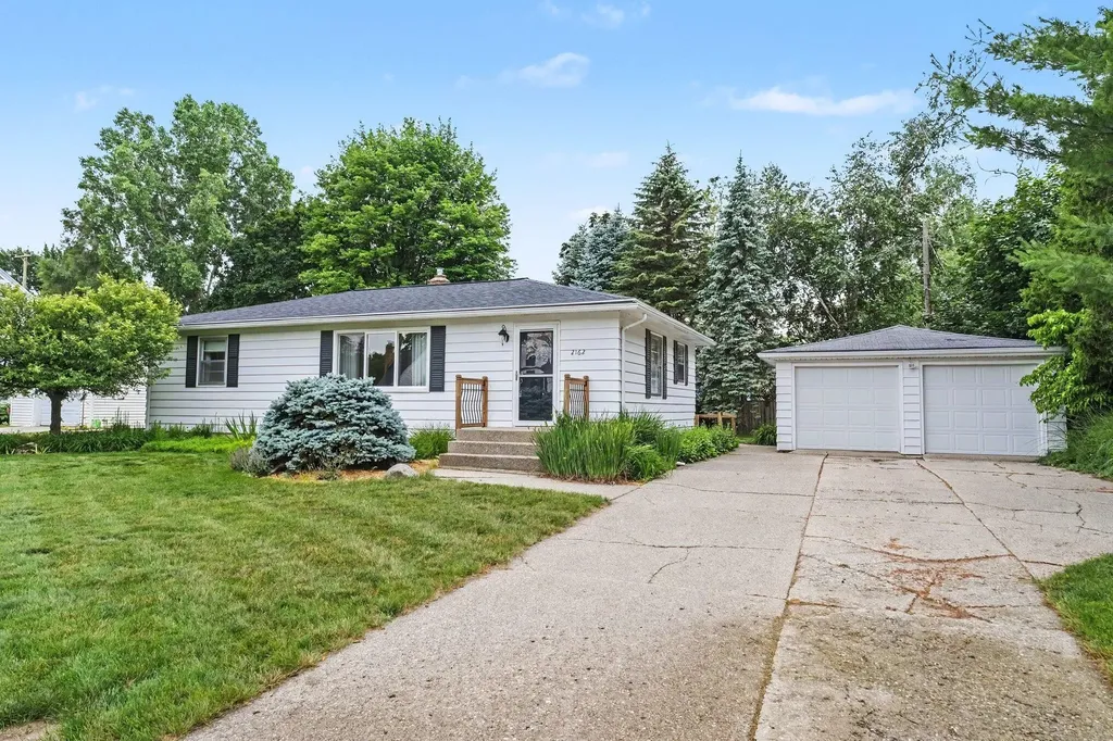 2162 Finsbury Lane NW Grand Rapids City MI 49504